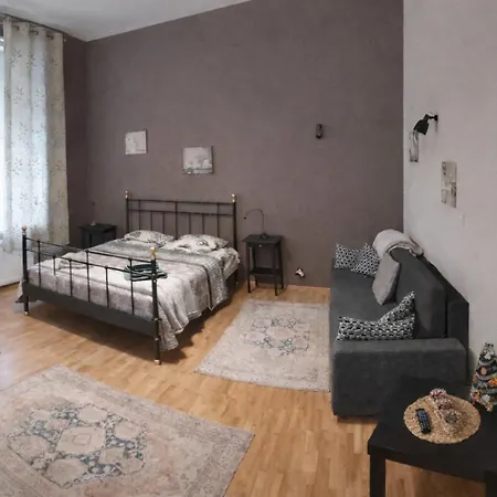 Elpida Apartament *